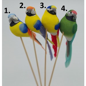 Drevená dekorácia napichovačky papagája v štyroch prevedeniach 24 cm 39436