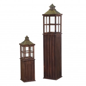 Hnedý malý lampáš drevený so sklenenou výplňou a dreveným dekorom na vysokom drevenom podstavci s kovovou zdobenou strieškou a rúčkou 35971
