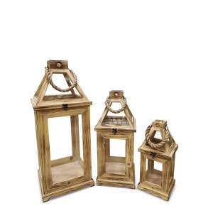 Hnedý drevený lampáš so sklenenou výplňou s drevenou strieškou a ošúchaným vintage vzhľadom 24 x 24 x 58 cm 39039