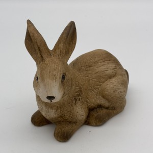 Keramická dekorácia sediaceho zajačika v hnedom farebnom prevedení 14,9 x 8 x 12 cm 42693