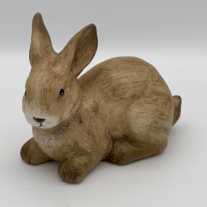 Keramická dekorácia sediaceho zajačika v hnedom farebnom prevedení 22,3 x 12 x 16,4 cm 42685