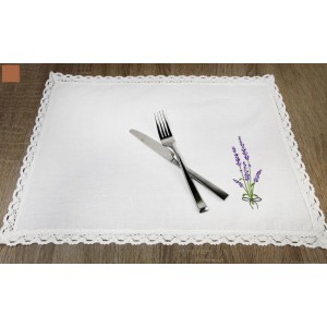 Bavlnené biele prestieranie na stôl pod taniere s vyšitým vzorom levandúľ 35x50cm 32314
