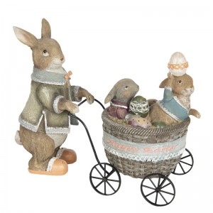 Polyresinová dekorácia hnedého zajačika tlačiaceho kovový vozík s košíkom a dvomi zajačikmi 21 x 8 x 11 cm Clayre & Eef 42922