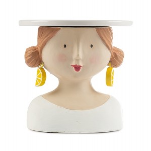 Polyresinová hlava postavička ako dekorácia s motívom dievčaťa s podnosom na koláče a s citrónovými náušnicami 20 x 19 cm 35823