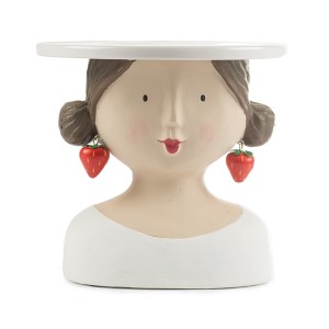  Polyresinová hlava postavička ako dekorácia s motívom dievčaťa s podnosom na koláče a s jahodovými náušnicami 20 x 19 cm 35824