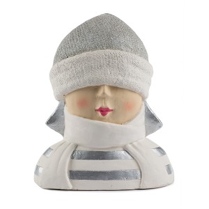 Polyresinová postavička ako dekorácia s motívom dievčaťa v zimnej čiapke a v šále 23 cm 35832