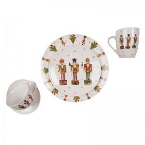 Biely porcelánový tanier s motívom vianočných luskáčikov o priemere 26 cm Clayre & Eef 38817