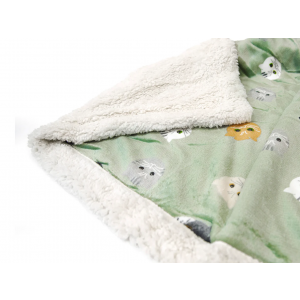 Huňatá deka v mentolovom farebnom prevedení s dekorom hláv mačičiek 130 x 160 cm 42644