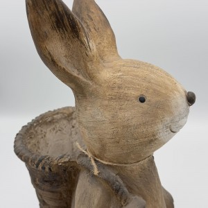 Keramická dekorácia postavičky zajačika v hnedom farebnom prevedení s košíkom ako kvetináčom 25 x 19,5 x 47 cm 42686
