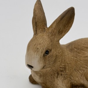 Keramická dekorácia sediaceho zajačika v hnedom farebnom prevedení 14,9 x 8 x 12 cm 42693