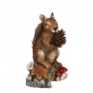 Keramická záhradná dekorácia hnedej veveričky sediacej na kmeni so šiškou v rukách 27 x 21 x 38 cm 40416