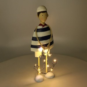 Kovová dekorácia stojaceho námorníka s kotvou v rukách s LED osvetlením 43,8 cm 31597