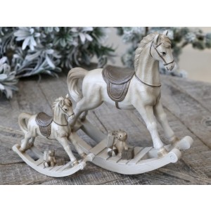 Polyresinová dekorácia hojdacieho koníka v antickom krémovom farebnom prevedení s darčekmi a macíkom 15 x 4 x 15 cm Chic Antique 42213