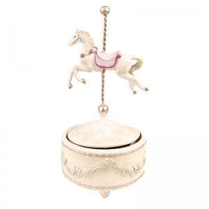 Polyresinová dekorácia krémovej hracej skrinky s koníkom na paličke hrajúcej melódiu 12 x 22 cm Clayre & Eef 38799