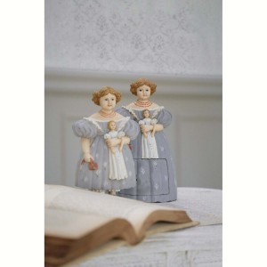 Polyresinová dekorácia postavičky dievčatka s bábikou v ruke v romatickom schaby chic štýle 11 x 12 x 21 cm 37202