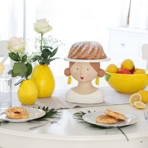 Polyresinová hlava postavička ako dekorácia s motívom dievčaťa s podnosom na koláče a s citrónovými náušnicami 20 x 19 cm 35823