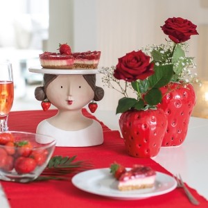  Polyresinová hlava postavička ako dekorácia s motívom dievčaťa s podnosom na koláče a s jahodovými náušnicami 20 x 19 cm 35824