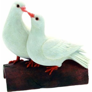Polyresinová postavička dvoch holubíc sediacich na kmeni 22 cm 39375