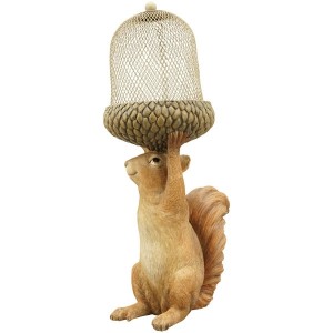 Polyresinová postavička veveričky držiacej žaluď - krmítko pre vtáčiky 22,8 x 14,7 x 42,5 cm 41054