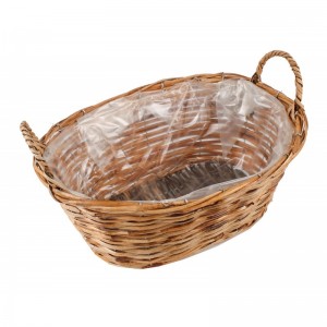 Ratanový hnedý malý košík oválneho tvaru s plastovou vložkou ako kvetináčom a rúčkami po bokoch košíka 32 x 21 cm 36745