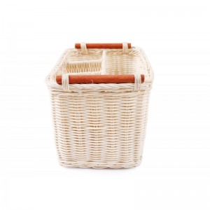 Ratanový košík s priehradkami v krémovej farbe s drevenými úchopmi na bokoch košíka 24 x 16 cm 36739