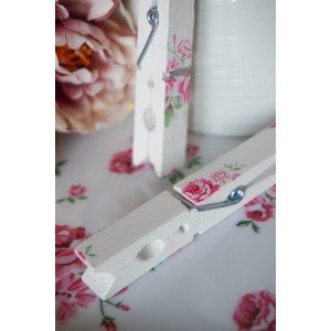 Sada dvanástich kusov drevených štipcov LUCY ROSE v bielom farebnom prevedení s motívom ružičiek Isabelle Rose 41186