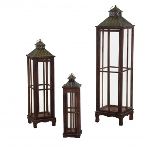 Tmavohnedý drevený lampáš so sklenenou výplňou a dreveným dekorom s čiernou zdobenou kovovou strieškou a rúčkou stredný 35969