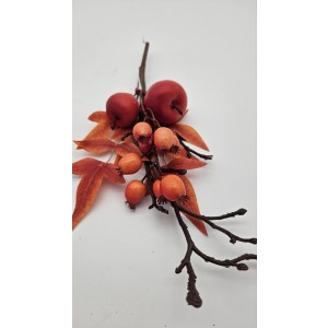Umelá jesenná dekorácia vetvičky s oranžovými guličkami, jabĺčkami a listami na stonke 32 cm 41778