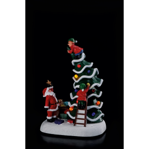 Vianočná dekorácia plastovej scénky vianočného stromčeka so Santom s elfami a LED osvetlením 19,5 x 14,5 x 28 cm 41899