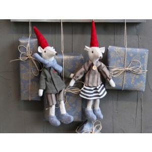 Vianočná dekorácia závesnej textilnej myšky - chlapec alebo dievča s červenou čiapkou 24 cm 39150