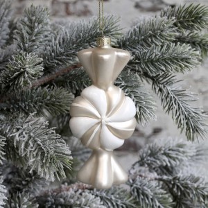 Vianočná sklenená závesná dekorácia v tvare cukríka v kombinácii bielej a zlatej farby 13,5 cm Chic Antique 36164