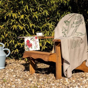 Záhradná fleecová deka v krémovom farebnom prevedení s dekorom a nápisom 130 x 180 cm Esschert Design 40977