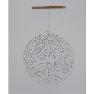 Závesný biely kruh s vyrezávanými detailmi s priemerom 30 cm 39445
